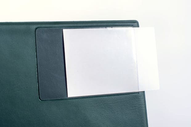 Pochette pour carte de visite sur la couverture du porte-vues