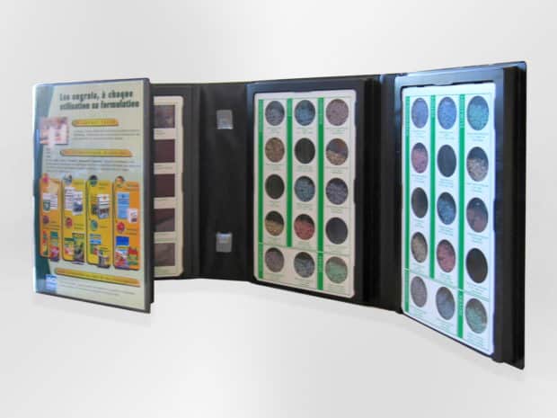 PVC display case with thermoformed wedge for powder or sand products