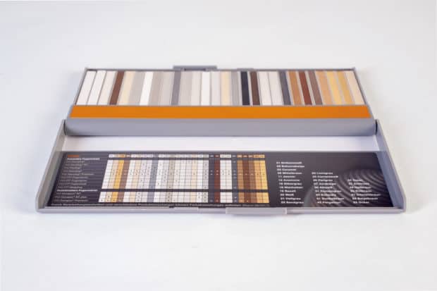 Personalización de la caja muestrario con serigrafía, impresión digital y la utilización de adhesivos