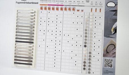 Farbmusterkarte und Thekendisplay aus Karton und Tiefziehteil für Muster Fugenmörtel und Silikondichtstoffe