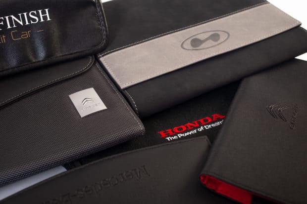 Personnalisation des pochettes porte-documents automobiles par marquage et logo