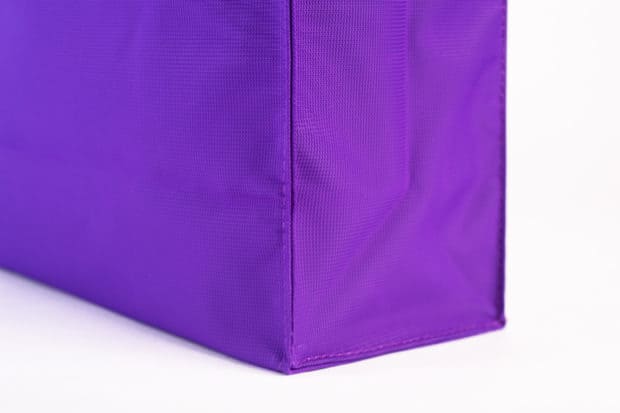 Promotional bag with flat cardboard reinforced bottom