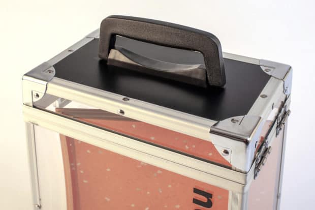 Plexiglas case with handle reinforcement for heavy samples