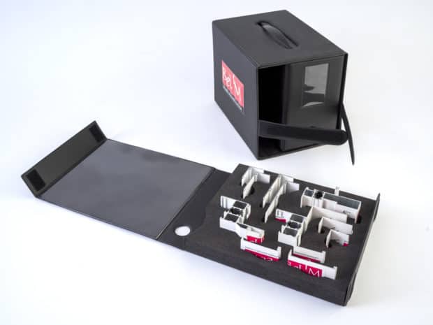 Flexible Demonstrationsbox aus PVC mit Schaumstoffeinlage für Türen- oder Fensterprofile und Dokumentation