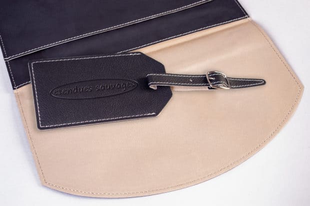 Hochwertige Tasche für Reisedokumente und passend abgestimmter Kofferanhänger mit Befestigungsband und Metallschnalle