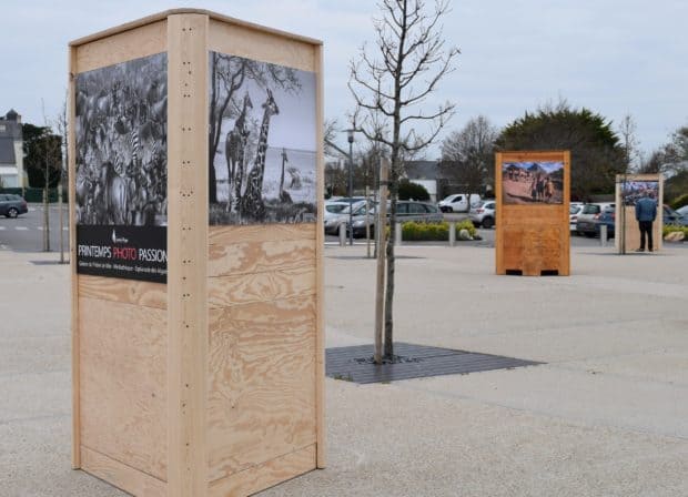 Solid wood totem for outdoor photo exhibition - Design and manufacture Design Duval