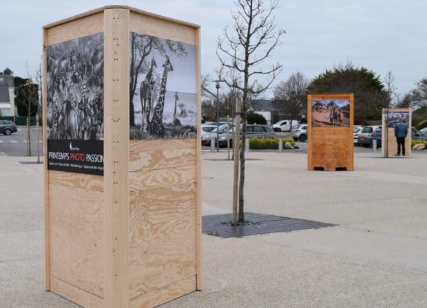 Totem en bois pour exposition photos extérieure conçu par Design Duval