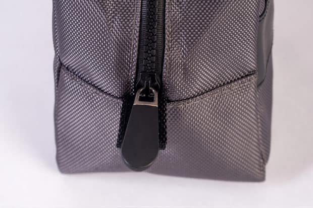 Finition soignée de la trousse homme avec zip en PVC et tirette gomme