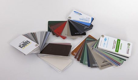 Muestrarios tipo abanico y cartas de colores para muestras de aluminio y muestras de madera