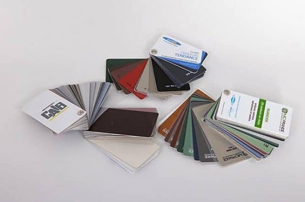 Muestrarios tipo abanico y cartas de colores para muestras de aluminio y muestras de madera